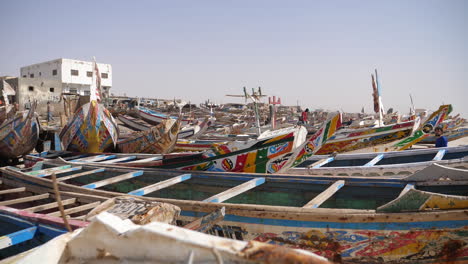Haufen-Bunter-Fischerboote-Von-Sahara-Leuten-Am-Strand-Am-Mauretanischen-Ozeanufer