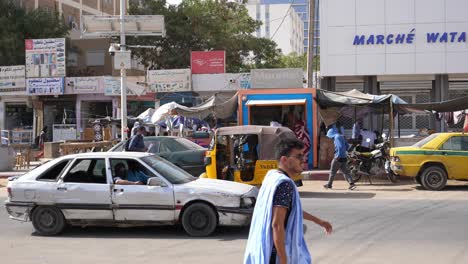 Straßenleben-In-Der-Innenstadt-Von-Nouakchott,-Mauretanien,-Verkehr,-Autos,-Geschäfte-Und-Menschen