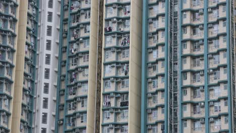Ein-Blick-Auf-Die-Fassade-Und-Die-Fenster-Eines-überfüllten-Sozialwohnungshochhauses-In-Hongkong