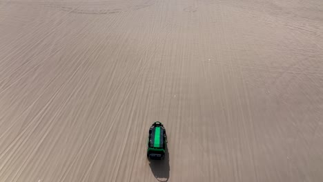 Dune-buggies-in-Huacachina,-Peru-desert