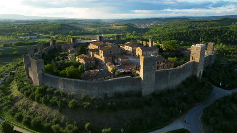 Walled-Medieval-Village-Of-Monteriggioni-At-Sunset-In-Siena,-Tuscany,-Italy