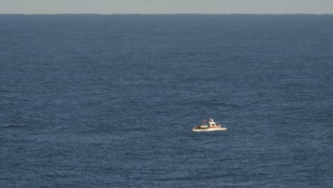Un-Pequeño-Barco-Pesquero-Navegando-En-El-Océano-Azul