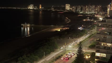 Zeitrafferaufnahme-Des-Verkehrs-Auf-Der-Küstenstraße-Bei-Nacht-In-Der-Stadt-Punta-Del-Este,-Uruguay