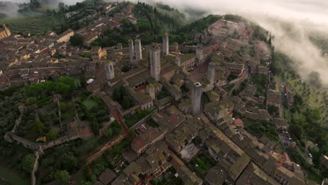 Luftdrohnenansicht-Der-Türme-In-Der-Altstadt-Von-San-Gimignano-Während-Des-Nebligen-Morgens-In-Der-Provinz-Siena,-Toskana,-Italien