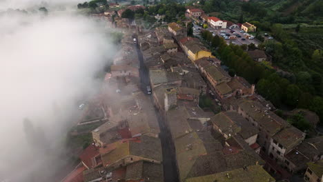 Antiguo-Pueblo-Que-Envuelve-Nubes-De-Niebla-Durante-El-Amanecer-En-San-Gimignano,-Siena,-Toscana,-Centro-norte-De-Italia