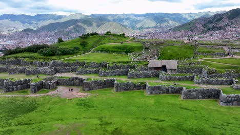 Sacsayhuaman-O-Saqsaywaman-Es-Una-De-Las-Construcciones-De-Ruinas-Del-Inca-Como-Machu-Picchu