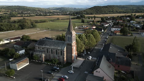 Oberer-Drohnenwinkel-Der-Kirche-Auf-Dem-Land-In-Frankreich