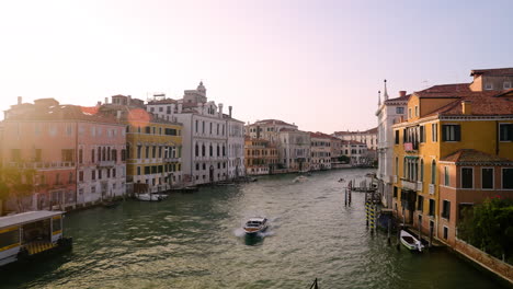 Panorama-Aéreo-Sobre-La-Vista-Del-Gran-Canal-Desde-Ponte-Dell-Accademia-En-Venecia,-Italia