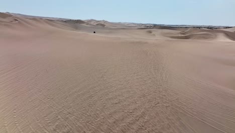 Dune-buggies-in-Huacachina,-Peru-desert
