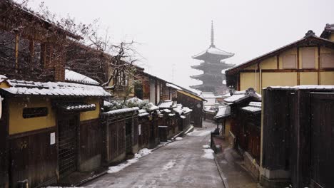 Yasaka-Pagoda,-Hokan-ji-and-Kyoto-Streets-in-the-Snow,-Winter-in-Japan
