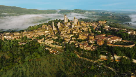 Vista-Of-Italian-Hill-Town-Of-San-Gimignano-During-Foggy-Sunrise-In-Tuscany,-Italy