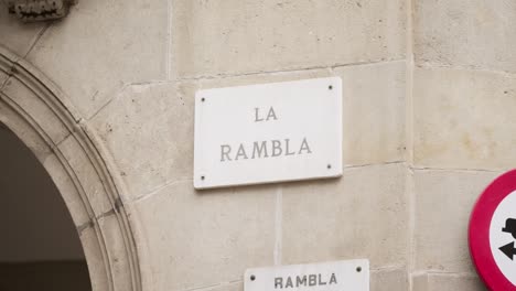 La-Rambla-Straßenschild-An-Alter-Gebäudewand,-Enthüllen-Blick