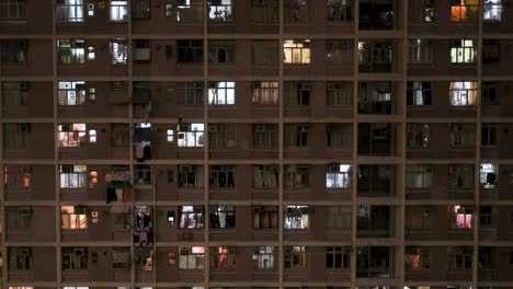 Ein-Nächtlicher-Blick-Auf-Ein-überfülltes-Sozialwohnungshochhaus-In-Hong-Kong
