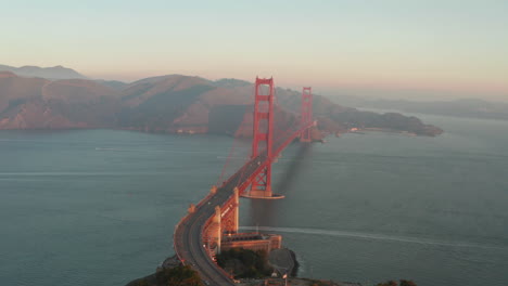 Kreisende-Luftaufnahme-Um-Die-Golden-Gate-Bridge-Im-Morgengrauen