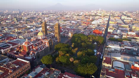 Aerial-panorama-of-Puebla-City-in-Mexico-before-the-start-of-a-marathon
