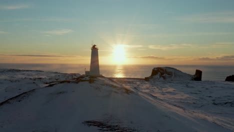 Malerischer-Blick-Auf-Den-Leuchtturm-Von-Reykjanesviti-Auf-Einem-Hügel-An-Der-Schneebedeckten-Küste