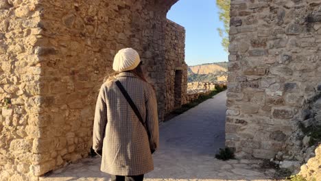 Kamerafahrt-Einer-Frau,-Die-Spazieren-Geht-Und-Die-Sehenswürdigkeiten-Von-Ronda,-Spanien,-Erkundet
