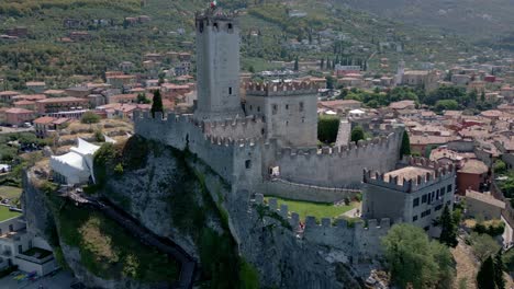 Erstaunliche-Luftaufnahme-Der-Burg-Von-Malcesine,-Italien