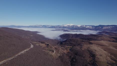 Paisaje-De-Un-Smog-Atrapado-En-Un-Valle-Entregado-Por-Altas-Montañas