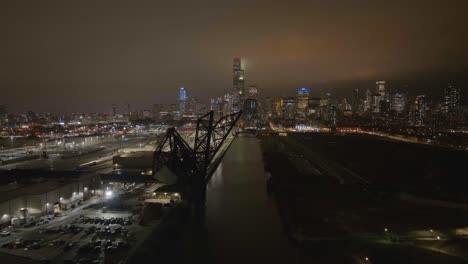Luftaufnahme-Des-Ping-Tom-Parks-Und-Des-Bahnhofs-Mit-Dem-Beleuchteten-Hintergrund-Der-Stadt-Chicago