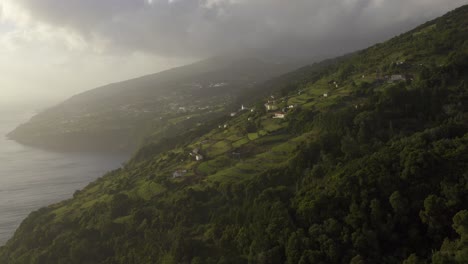 Pueblo-Rural-Y-Campos-De-Cultivo-En-Exuberantes-Acantilados-Verdes,-Isla-De-São-Jorge,-Azores,-Portugal