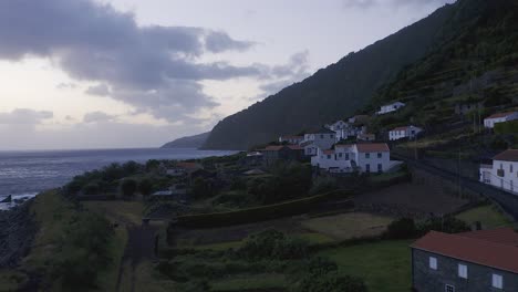Pueblo-Costero-Rural-En-Exuberantes-Acantilados-Verdes-En-La-Hora-Azul,-Fajã-Dos-Vimes,-Isla-De-São-Jorge,-Las-Azores,-Portugal