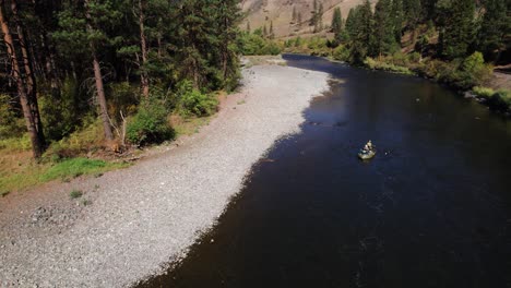 Tiro-De-Drone-De-Una-Pareja-Haciendo-Rafting-En-El-Río-Grande-Ronde-En-Oregon