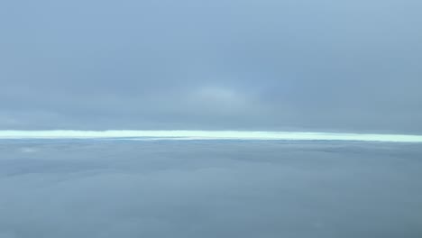 Blick-Auf-Den-Winterhimmel-Aus-Einem-Jet-Cockpit,-Während-Sie-Zwischen-Schichten-Von-Stratuswolken-Fliegen