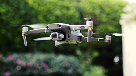 Dji-Mavic-2-Pro-Drone-4k-Volando-Dentro-De-Un-Jardín
