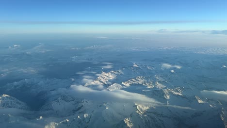 Montañas-De-Los-Alpes-Italianos-Registradas-A-10000-M-De-Altura-Volando-Hacia-El-Sur