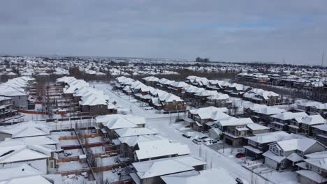 Vista-Aérea-De-Una-Comunidad-Suburbana-En-Calgary,-Alberta-En-Invierno