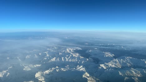 Vista-De-Los-Alpes-Italianos-Nevados-Volando-Hacia-El-Sur-A-10000m-De-Altura