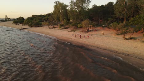 Leute,-Die-In-Der-Abenddämmerung-Beachvolleyball-An-Der-Fray-Bentos-Küste-In-Uruguay-Spielen