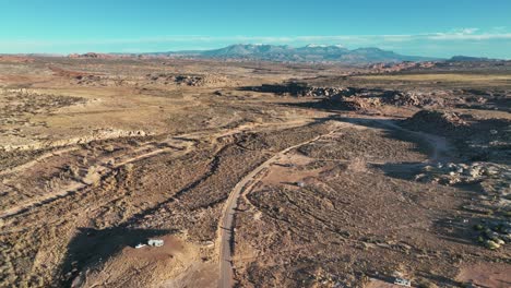 Zerklüftete-Landschaft-In-Der-Wüste-Von-Moab,-Utah---Drohnenaufnahme-Aus-Der-Luft