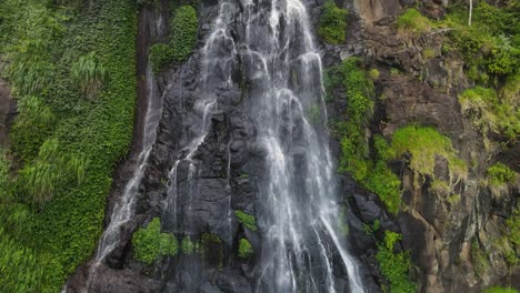 Einzigartige-Aussicht-Nach-Einem-Kaskadierenden-Wasserfall,-Der-über-Moosbedeckte-Felsen-Stürzt-Und-Zu-Einem-Abgelegenen-Bachsystem-Führt