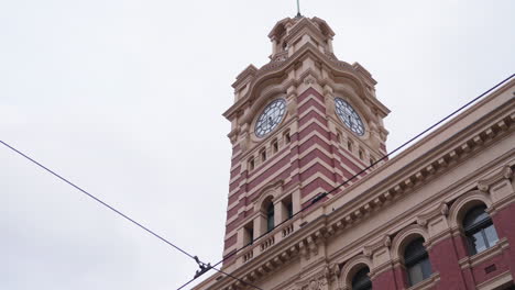 Flinders-Street-Station,-Historischer-Viktorianischer-Uhrturm-In-Der-Innenstadt-Von-Melbourne-Australien,-Nach-Oben-Schauend