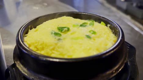 Primer-Plano-De-Huevos-Al-Vapor-Coreanos-Con-Cebollas-Verdes-O-Gyeran-Jjim