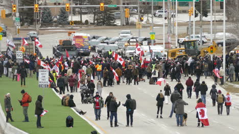 Demonstranten-Mit-Kanadischen-Flaggen-Auf-Freiheitskonvoi-Protestieren-Gegen-Impfstoffe