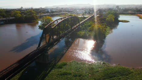 Drohnenansicht-Einer-Rostigen-Eisenbahnstahlbrücke-über-Einen-Fluss