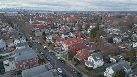 Queens-neighborhood-with-New-York-city-in-background,-USA