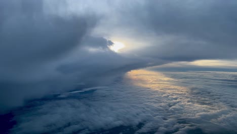 Dramatischer-Himmelsblick,-Aufgenommen-Von-Einem-Jet-Cockpit,-Während-Er-Während-Des-Abstiegs-Durch-Einen-Stürmischen-Himmel-Fliegt