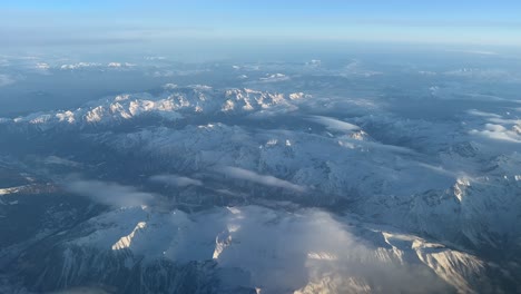 Montañas-De-Los-Alpes-Italianos-Desde-Una-Cabina-De-Jet-Volando-A-10000m-De-Altura