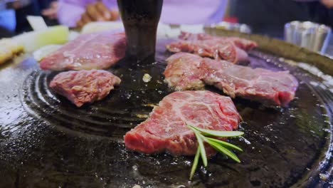 Köstliches-Fleischsteak-Auf-Dem-Koreanischen-Bbq-grill-Kochen