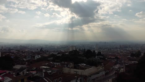 Toma-Majestuosa-Del-Horizonte-De-Bogotá-Con-Rayos-De-Sol-Que-Atraviesan-Las-Nubes