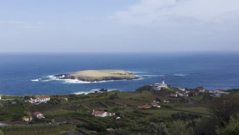 Ländliches-Küstendorf-Mit-Einem-Leuchtturm-Und-Einer-Insel-Im-Atlantik,-Bewölkter-Himmel-In-Topo,-Insel-São-Jorge,-Azoren,-Portugal