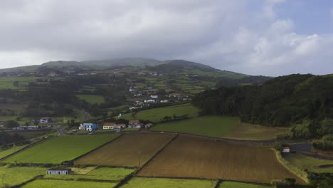 Pueblo-Costero-Rural-Con-Campos-De-Cultivo,-Cielo-Soleado-Y-Nublado-En-Topo,-Isla-De-São-Jorge,-Azores,-Portugal