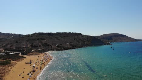 Ramla-Bay-Beach-Isla-De-Gozo-En-Malta-Mar-Azul-Esmeralda-Con-Gente-Disfrutando-De-Un-Caluroso-Día-De-Verano