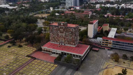 Edificio-Con-Mural-Artístico-En-El-Campus-De-La-Unam,-Ciudad-De-México,-México