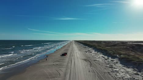 Drone-Flight-Over-Idyllic-Beach-With-Tourists-In-Padre-Island,-Texas,-USA
