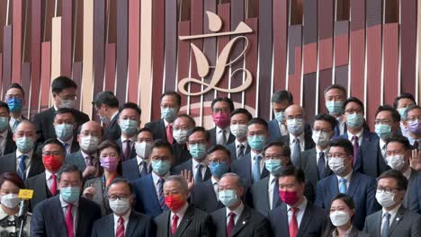 Neu-Vereidigte-Gesetzgeber-Posieren-Für-Ein-Foto-Nach-Der-Vereidigung-Auf-Das-Grundgesetz-Beim-Gesetzgebenden-Rat-In-Hongkong
